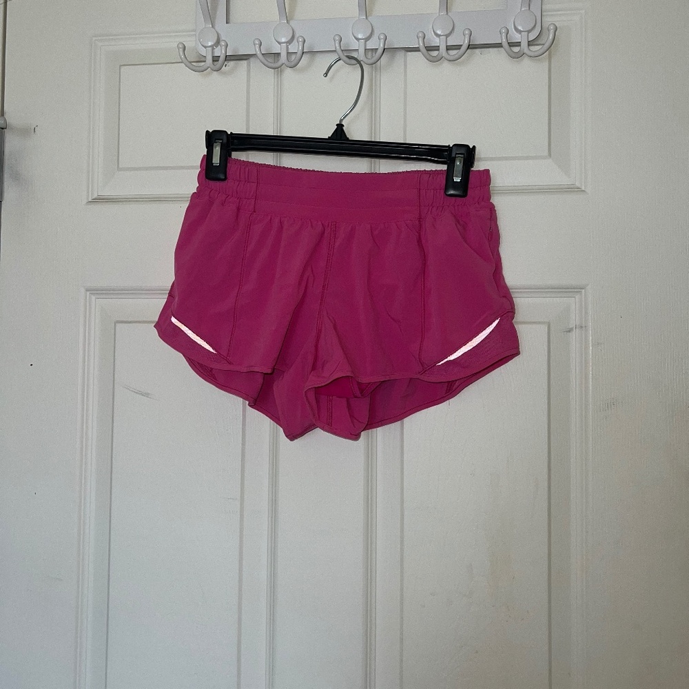 lululemon sonic pink hot hots 2.5" inseam low rise/mid rise, size 6